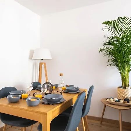 Bleuet - 2 Bedrooms - Air Conditioning, Free Parking & Tram *