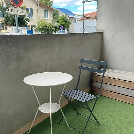 Bleuet - 2 Bedrooms - Air Conditioning, Free Parking & Tram דירה *